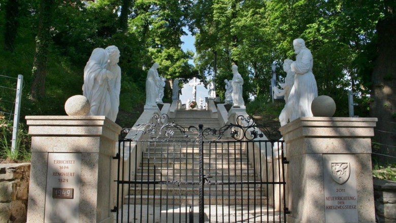 Bisamberg, © Gemeinde Bisamberg Stone staircase with white statues and a wrought-iron gate.