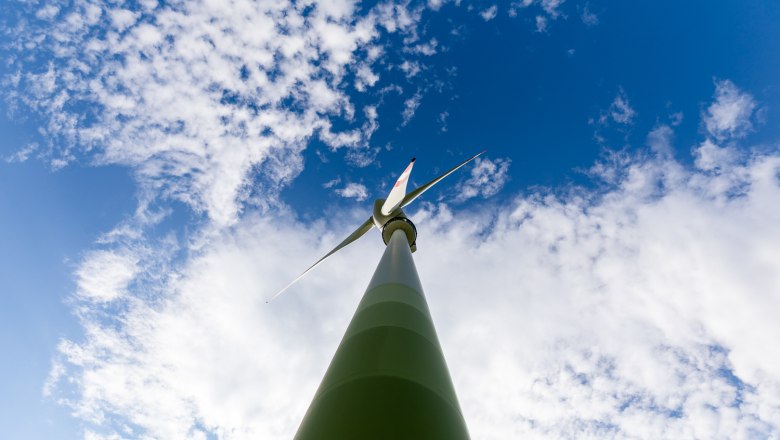 Lichtenegg wind turbine, © Wiener Alpen, Christian Kremsl View from below of a wind turbine in front of a blue sky with clouds.