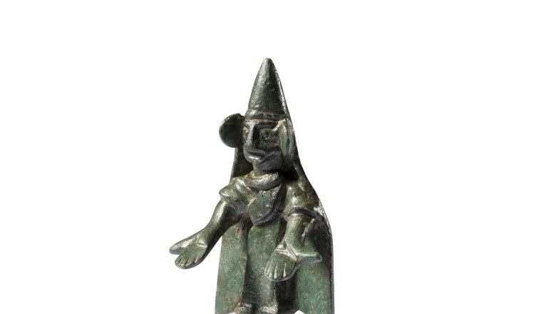 Iberian / Adorantine statuette in bronze, © Museo d´Arqueologia de Catalunya Bronze statuette of a praying figure with pointed hat and outstretched arms.