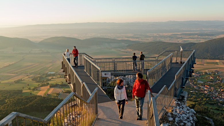 Skywalk Hohe Wand, © Wiener Alpen, Foto: Franz Zwickl People on the Hohe Wand Skywalk with a view of the landscape.