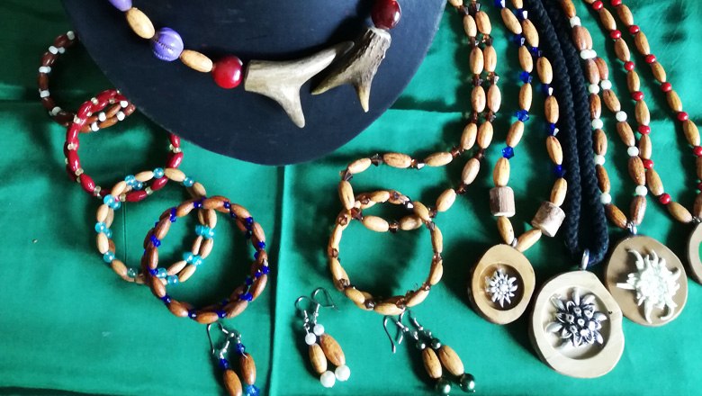 Dirndl jewelry in all variations, © Groiss Dirndl jewelry in all variations, © Groiss