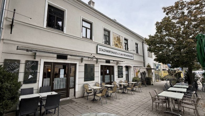 Wolkersdorf Town Inn & Cafe, © Stadtwirtshaus & Cafe Wolkersdorf Exterior view of a café with tables and chairs on the sidewalk.