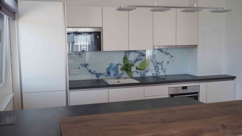 TDR-Fewo Rooftop Kitchen, © Guestia GmbH A modern kitchen unit in white and natural wood