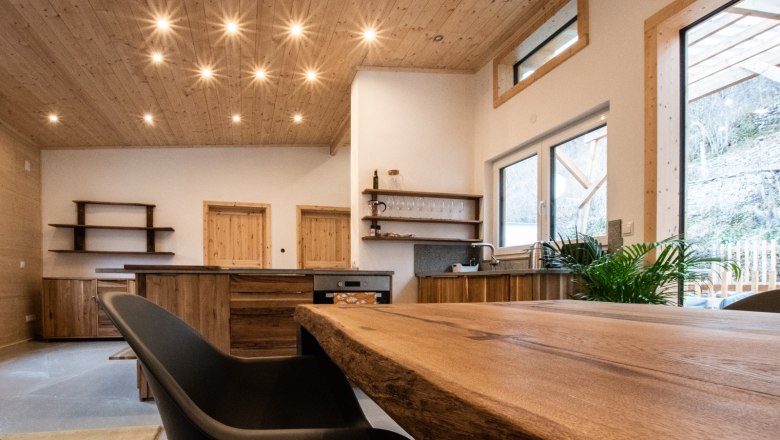 Living area, © Silbersberg Cottage Modern living area with wooden furniture and large windows.