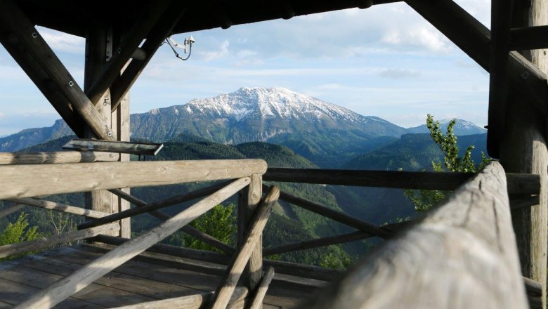 Observation tower at Hochbärneck, © weinfranz.at Wooden lookout tower with a view of the snow-covered mountain and wooded hills.