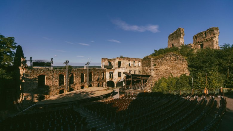 Opera Gars Castle, © Jenni Koller Ruins of Gars Castle with open-air stage and rows of seats.