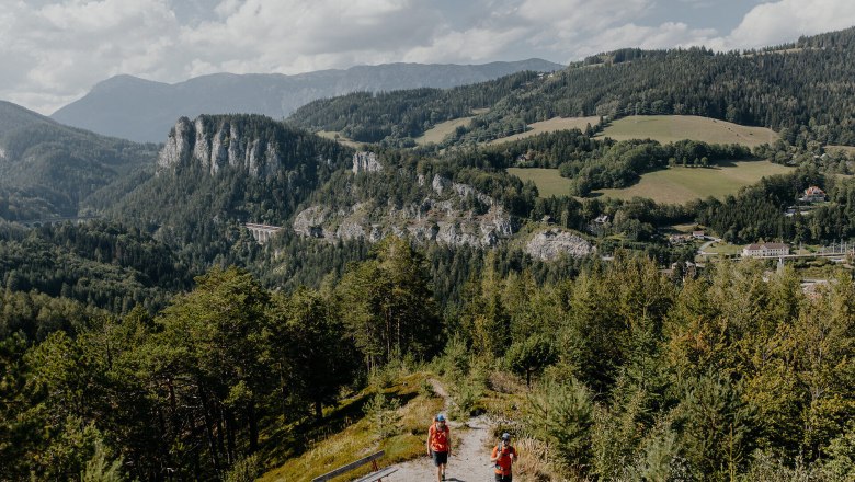Semmering railroad hiking trail, railroad hiking, Vienna Alps in Lower Austria, © Wiener Alpen/nicoleseiser.at View of the Pollereswand with viaduct, the 20 Schilling view, in front of which two hikers can be seen.