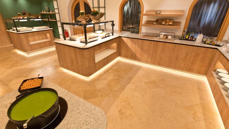 Flack Wirt - Buffet area, © Daniel Fischer Modern buffet area with wood paneling and illuminated counters.