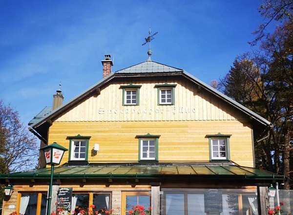Speckbach hut, © Alexandra Pirchmoser Wooden hut with green shutters and a weathercock on the roof.
