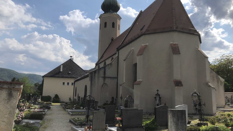aggsbach-market-church3, © Donau NÖ Tourismus Church in Aggsbach Markt with cemetery in the foreground.