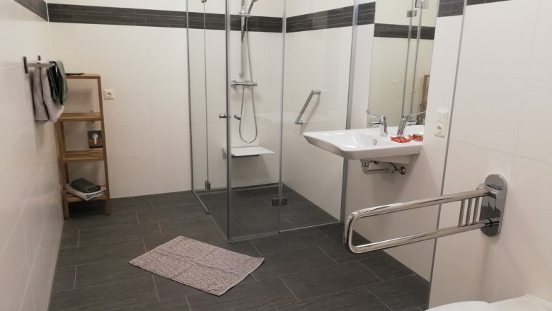 Barrier-free bathroom, © Peter Hecht Barrier-free bathroom with shower, washbasin and grab rails.