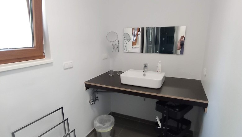 Lounge Michlfarm bathroom, © michlfarm Bathroom with washbasin and window