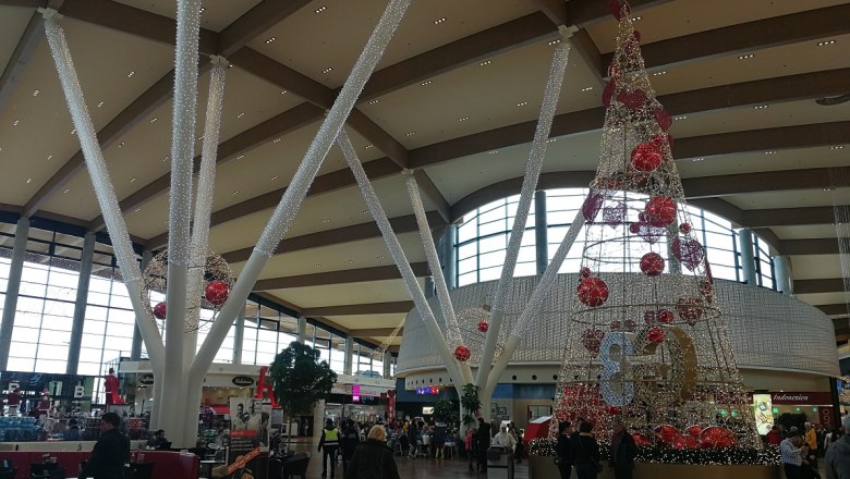 G3 Gerasdorf, © Roman Zöchlinger Interior view of a shopping center with Christmas decorations.