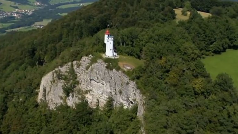 Urlingerwarte on the Blassenstein, © Moorsfilm, Mostviertel Tourismus Aerial view of the Urlingerwarte on a wooded hill.