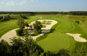 Föhrenwald Golf Club, © z.V.g. GCF Aerial view of a golf course with sand bunkers and manicured lawn.