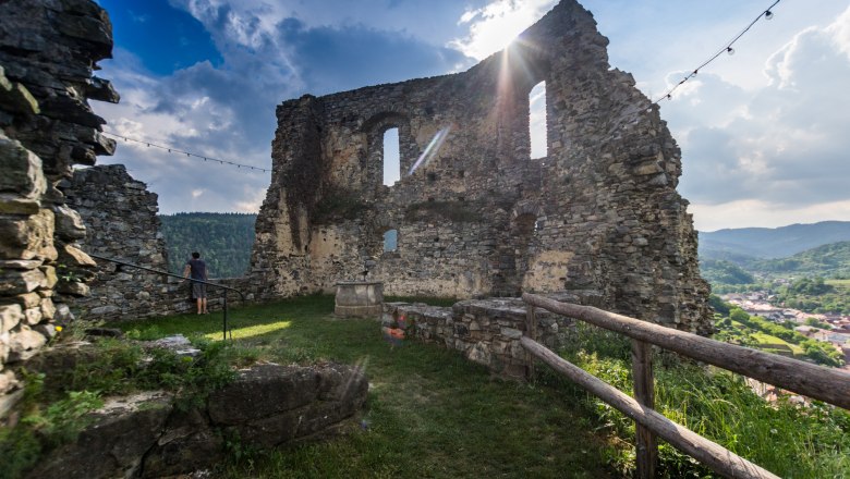 Senftenberg castle ruins 4, © Verein zur Erhaltung der Burgruine Senftenberg Ruin of Senftenberg Castle with sunbeams and landscape in the background.