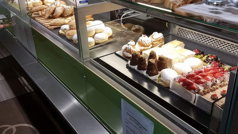 Café Dietmayer, © Dietmayer A bakery counter with various baked goods and cakes.