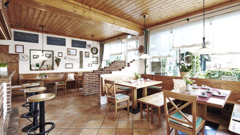 Cozy restaurant, © Wiener Alpen / Bene Croy Cozy dining room with wooden furniture and decorations.