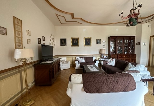Ziegersberg Manor, © Schloss Gut Ziegersberg Elegant living room with antique furniture, paintings on the wall and a chandelier.