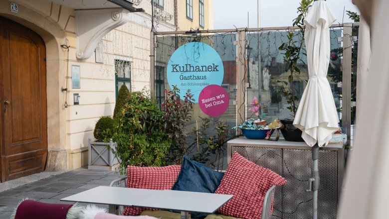 Kulhanek's guest garden on Schlossplatz, © Wienerwald Tourismus/Unleashed.at Kulhanek's guest garden on Schlossplatz