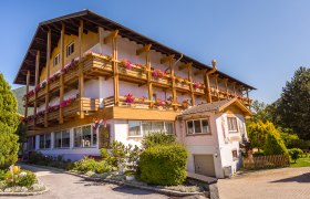 Wellness Hotel Paradiesquelle, © Wiener Alpen / Christian Kremsl Paradise spring pink house view with wooden balconies