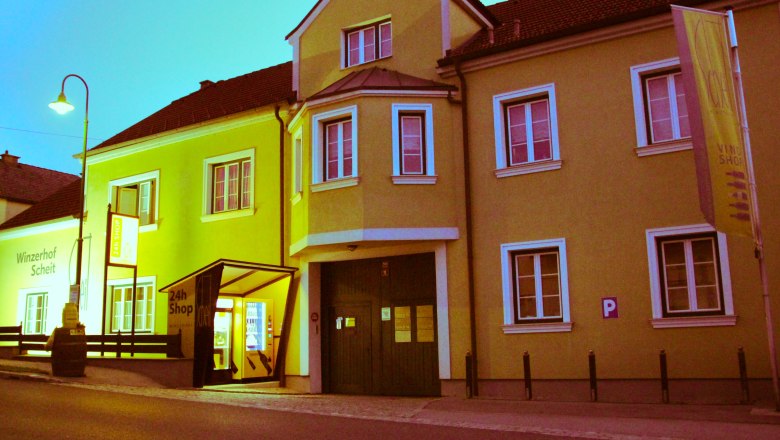 Winery Scheit, © Winzerhof Scheit Yellow building with the inscription 'Winzerhof Scheit' and a 24-hour store.