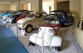 Automobile museum, © Bene Croy A collection of classic cars in an automobile museum.