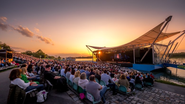 TDR- Donaubühne Tulln, © Hans Eder Open-air event on the Danube stage in Tulln at sunset.