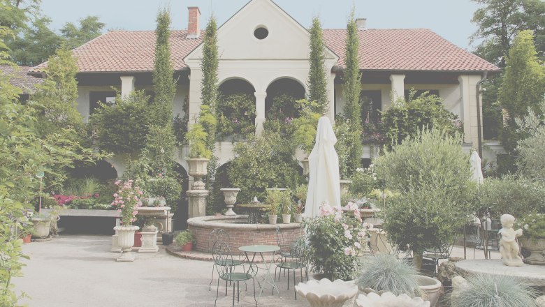Nursery-Atzenbrugg, © Lederleitner A well-tended garden with an elegant building in the background, surrounded by plants and flowers.