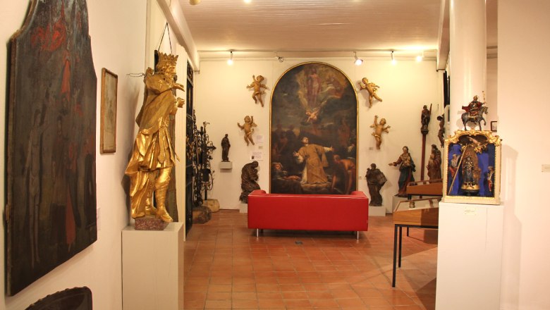 Belvedereschlössl/District Museum Stockerau, © Stadtgemeinde Stockerau Interior view of the Belvedere Palace with works of art and sculptures.