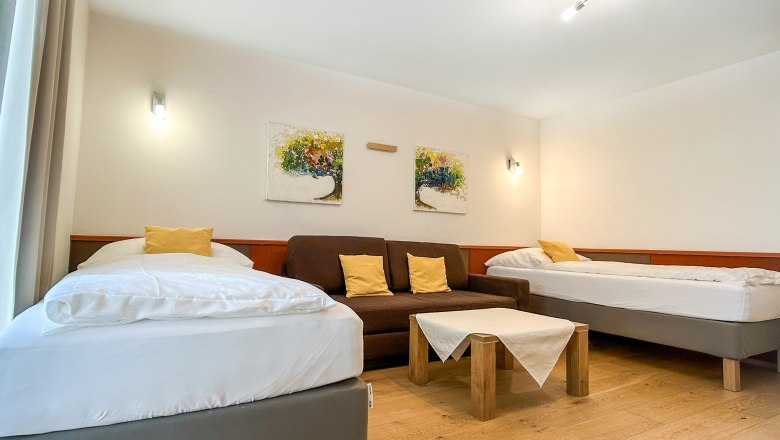 House Morgensonne Bedroom V, © Fam. Pauker Bedroom with two beds, sofa and table.