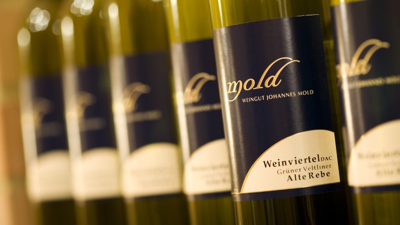 Wine bottles, © Himml Close-up of wine bottles with label 'Mold Weingut Johannes Mold'.