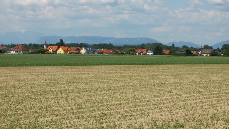 Zillingdorf, © Wolfgang Glock Landscape with fields and village in the background, mountains on the horizon.