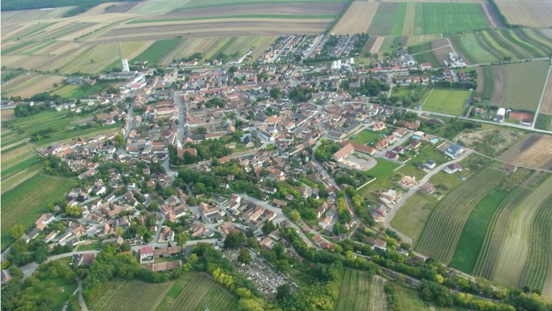 Aerial view, © Gemeinde Altlichtenwarth Aerial view of a village with surrounding fields and forests.