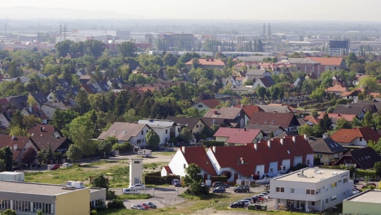 Wiener Neudorf, © Marktgemeinde Wiener Neudorf Aerial view of Wiener Neudorf with residential and industrial buildings in the background.