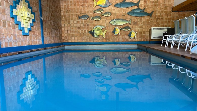 Swimming pool, © Wiener Alpen Indoor pool with blue water surface and wall decoration made of fish.