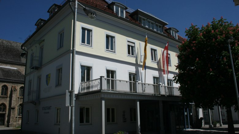 Municipality of St. Valentin, © zVg Gemeinde St. Valentin Building of the St. Valentin municipal office with flags and tree in the foreground.