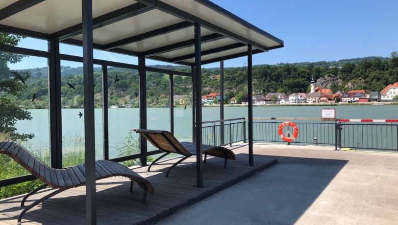 Krummnussbaum landing stage opposite the Maria Taferl basilica, © Donau NÖ Tourismus Mooring with deckchairs and views of the river and village.