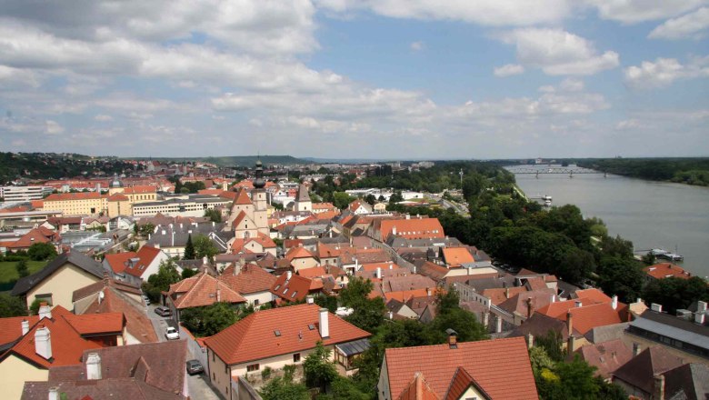 Roofscape Krems, © Stadt Krems Panoramic view of the rooftops of Krems with the river in the background.