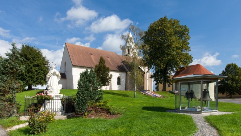 Fortified church of St. Stephen, © Gemeinde Großkrut Fortified church of St. Stephen with statue and belfry in the foreground.