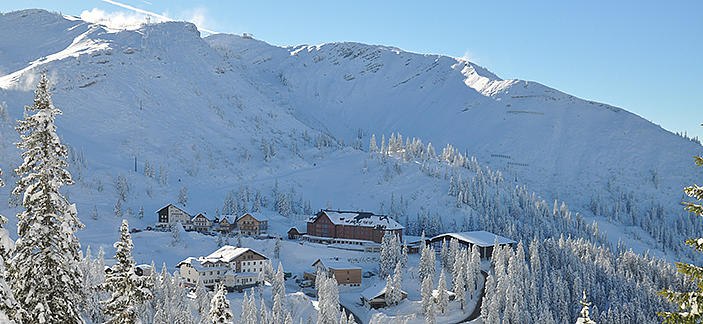 JUFA Hochkar, © JUFA Hochkar Sport Resort Winter landscape with snow-covered mountains and buildings on the Hochkar.