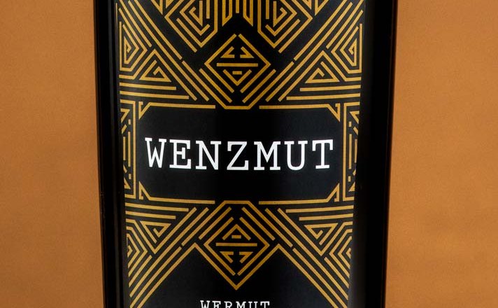 Wenzmut, © Mediadesign Podolsky Bottle of vermouth from the Wenzl winery with geometric label.