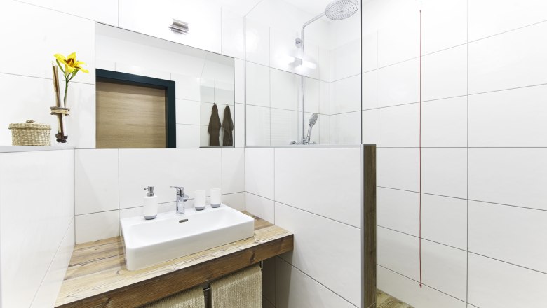 Bathroom Krumbacherhof, © Wiener Alpen / Bene Croy Modern bathroom with washbasin, mirror and shower.