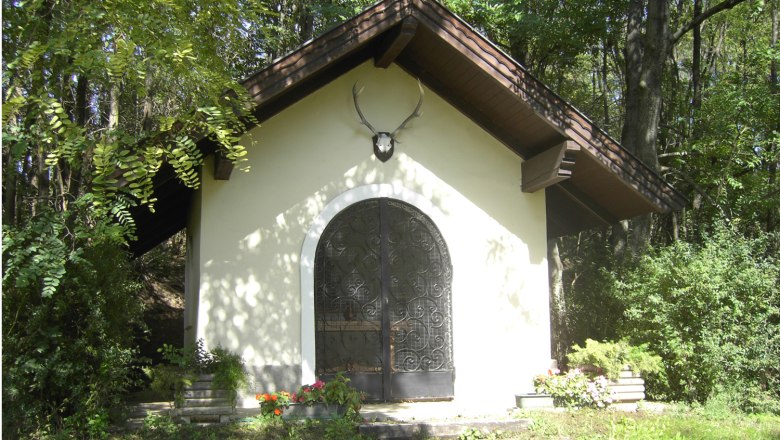 Hubertus Chapel in Leobendorf, © Gemeinde Leobendorf A small chapel in the forest with deer antlers above the door.