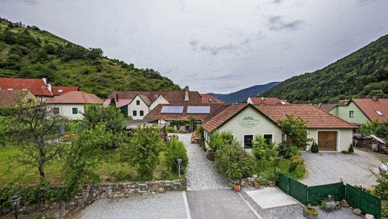 Winery Gritsch "Hof in der Lauben", © Monika Loeff Gritsch winery in a green, hilly landscape.