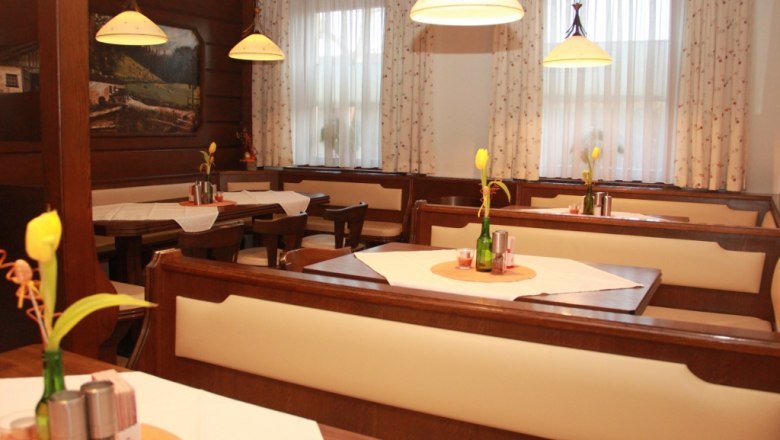 Parlor, © Mühlendorfer Michael Cozy parlor with wooden furniture, table decorations and lamps.