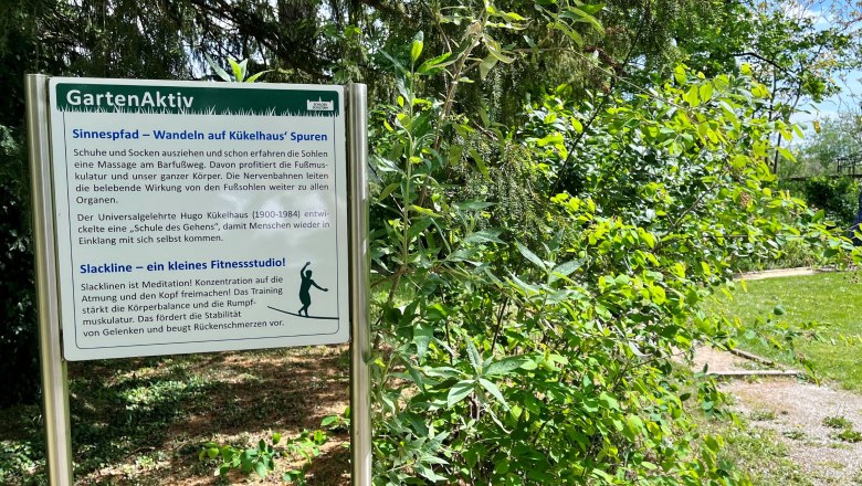 GardenActive, © "Natur im Garten" A sign in the countryside with information about a sensory trail and slackline.