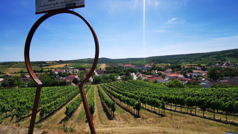 A look through the keyhole, © Weinstraße Weinviertel View of vineyards and village through a large keyhole symbol in Mailberg.