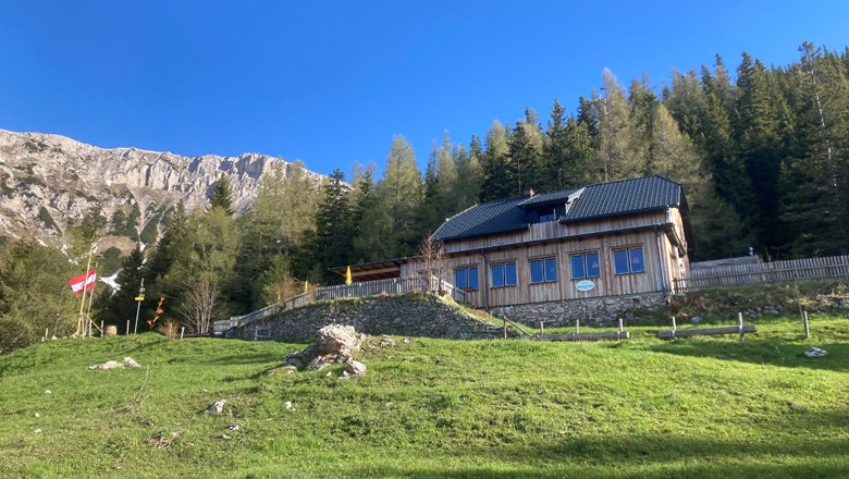 Waxriegelhaus, © Martin Tod - Waxriegelhaus Wooden house in the mountains with blue sky and green meadow.