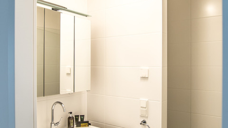 TDR-Fewo Rooftop Bad, © Guestia GmbH bright, inviting bathroom with washbasin and shower